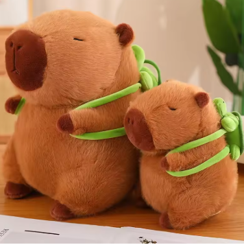 Peluche capibara con mochila